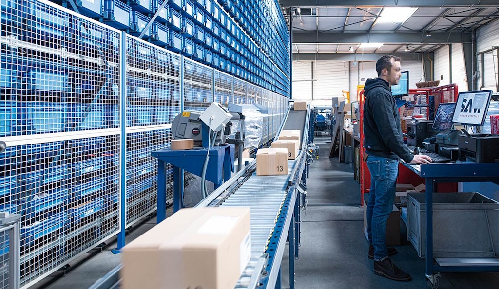 Eine Lagerverwaltungssoftware steuert das Packing in einem Lager