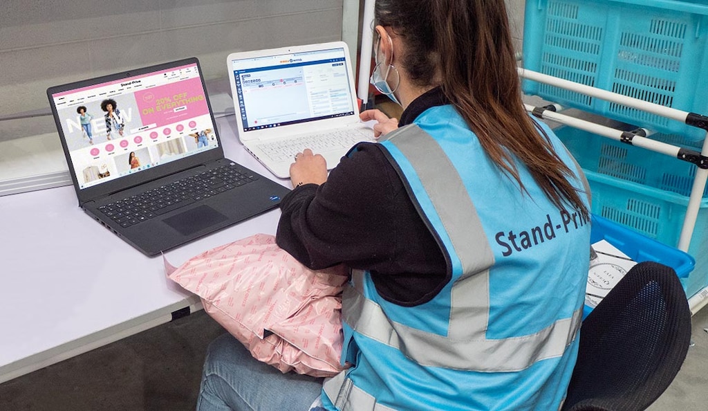 Easy WMS von Mecalux koordiniert die Verpackung der Produkte im Lager von Stand-Privé.com.