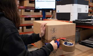 Beim Packing im Lager werden die verschiedenen Artikel eines Auftrags in einen einzigen Behälter platziert. Beim Packing im Lager werden die verschiedenen Artikel eines Auftrags in einen einzigen Behälter platziert.
