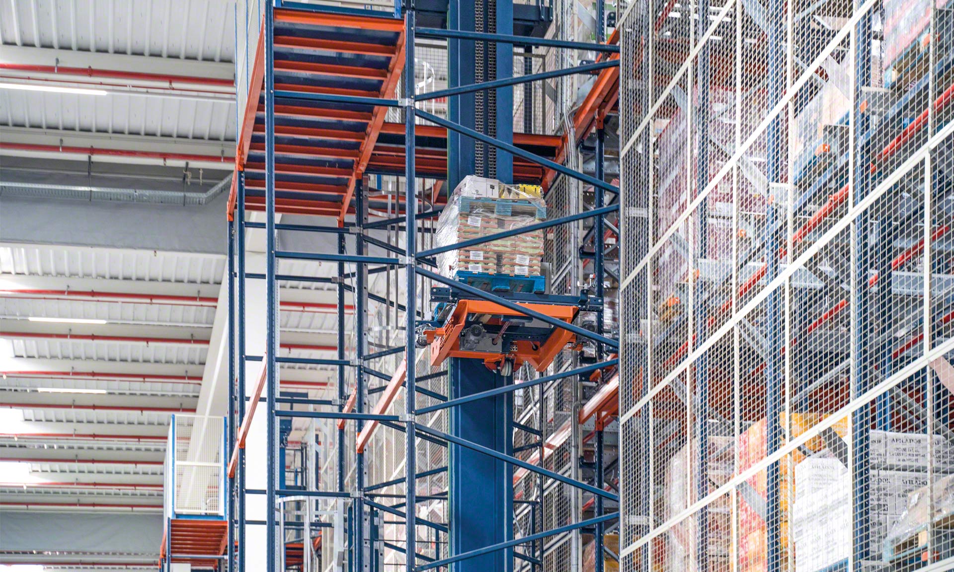Ein Palettenlift ist eine logistische Lösung, um Bereiche des Lagers zu verbinden, die auf unterschiedlichen Höhen liegen. Ein Palettenlift ist eine logistische Lösung, um Bereiche des Lagers zu verbinden, die auf unterschiedlichen Höhen liegen.