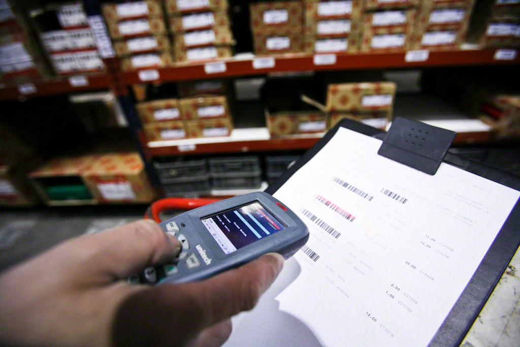 Die Etikettierung der Ware und Handscanner ermöglichen die permanente Bestandsaufnahme