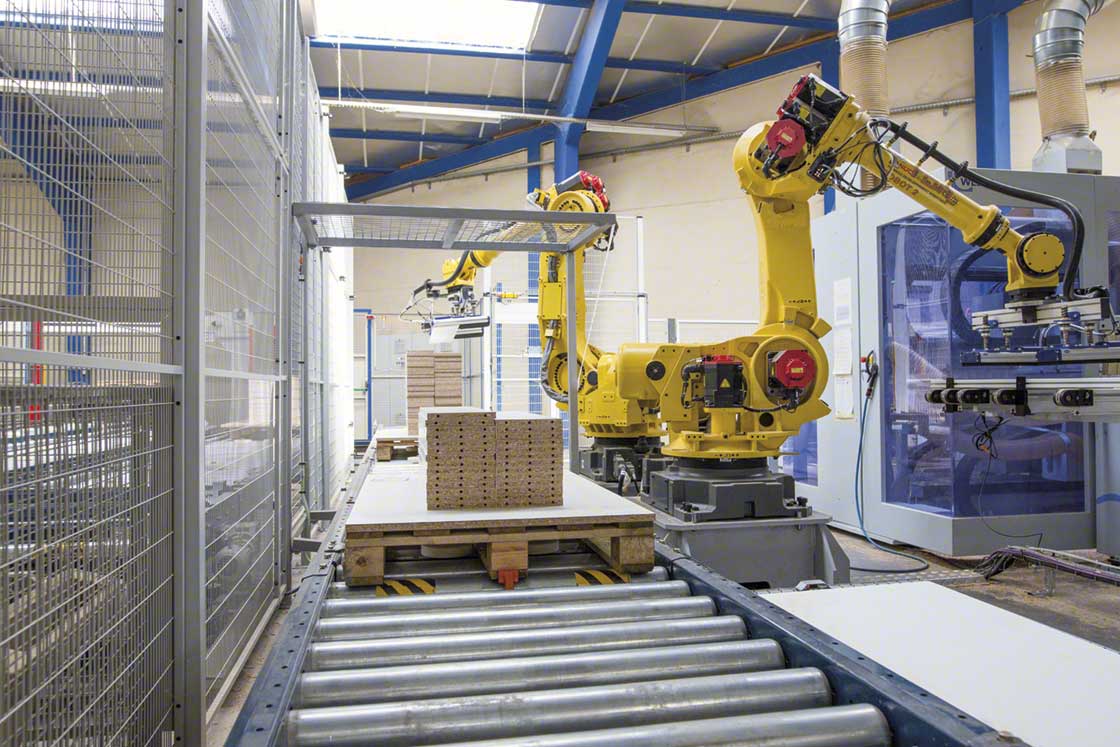 El robot antropomórfico en el almacén de Euréquip clasifica y apila los paneles para el montaje de muebles