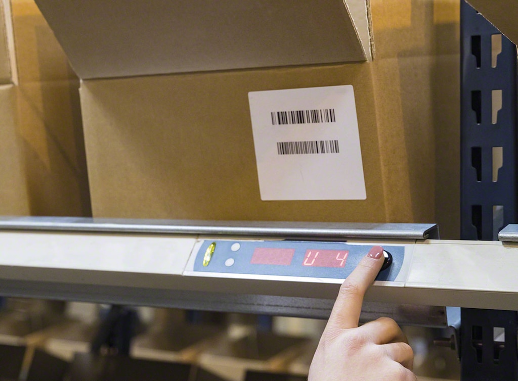 Pick-to-Light-Geräte sind Poka-Yoke-Tools, die den Bedienern anzeigen, welches Produkt in welcher Menge zu kommissionieren ist