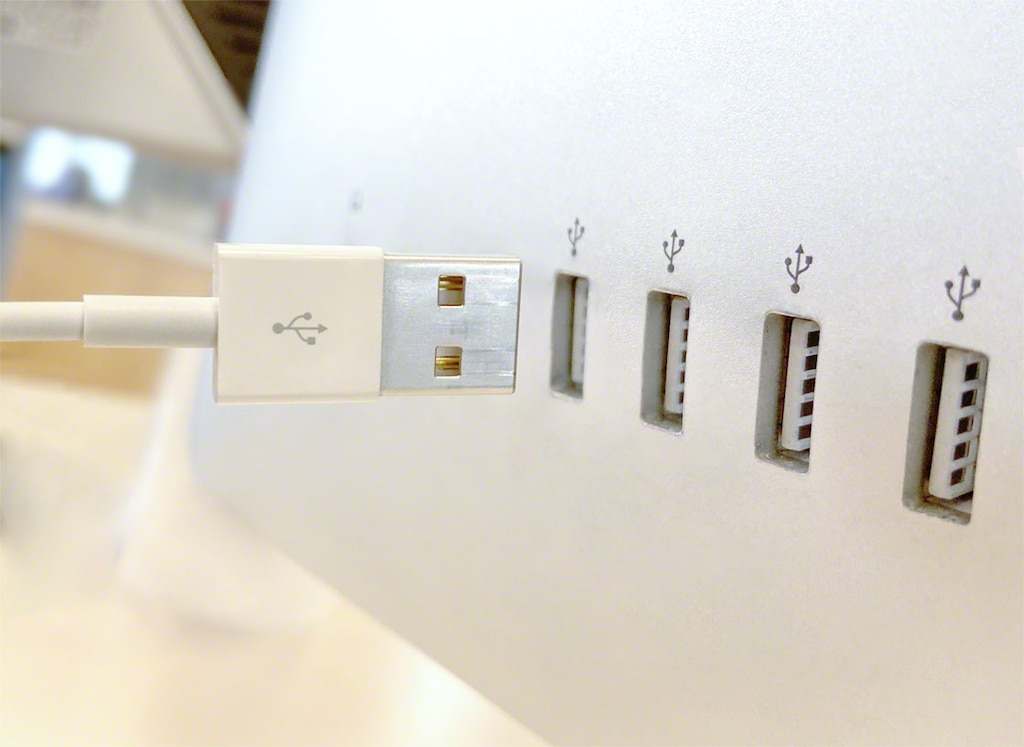 USB-Kabel entsprechen der Poka-Yoke-Methode, da sie nur von einer Seite eingesteckt werden können, um zu funktionieren