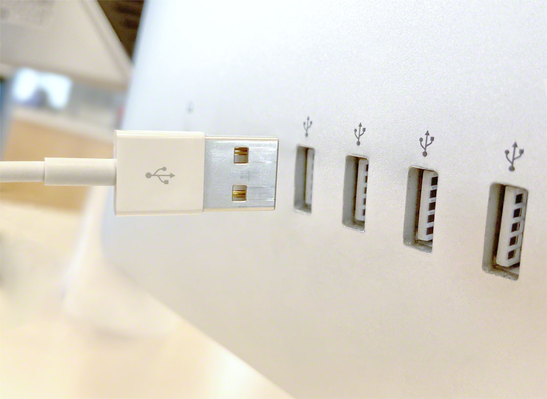 USB-Kabel entsprechen der Poka-Yoke-Methode, da sie nur von einer Seite eingesteckt werden können, um zu funktionieren