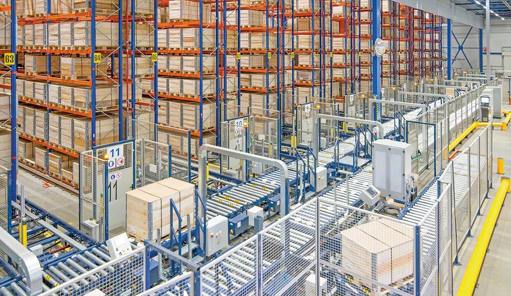 IKEA hat den Logistikprozess in der Lagerung mit Robotersystemen rationalisiert.