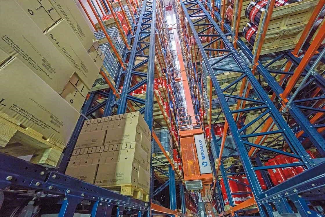 Der Einsatz eines Regalbediengerätes als Roboter im Lager, der automatisch Paletten handhabt Der Einsatz eines Regalbediengerätes als Roboter im Lager, der automatisch Paletten handhabt