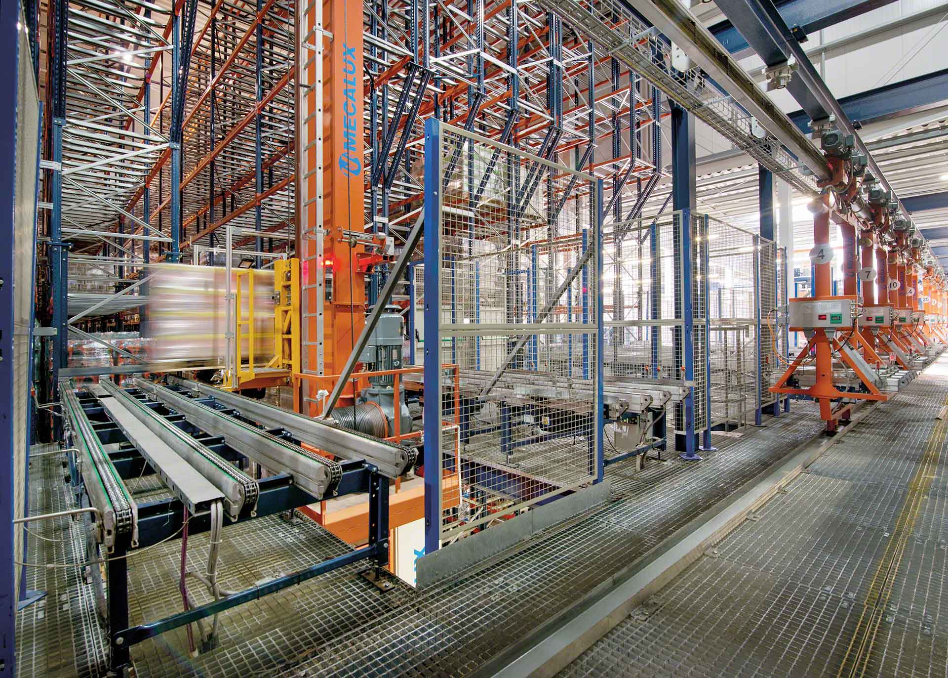 Die Installation von Regalbediengeräten ist ein Beispiel für die industrielle Automatisierung von Prozessen in der Logistik.