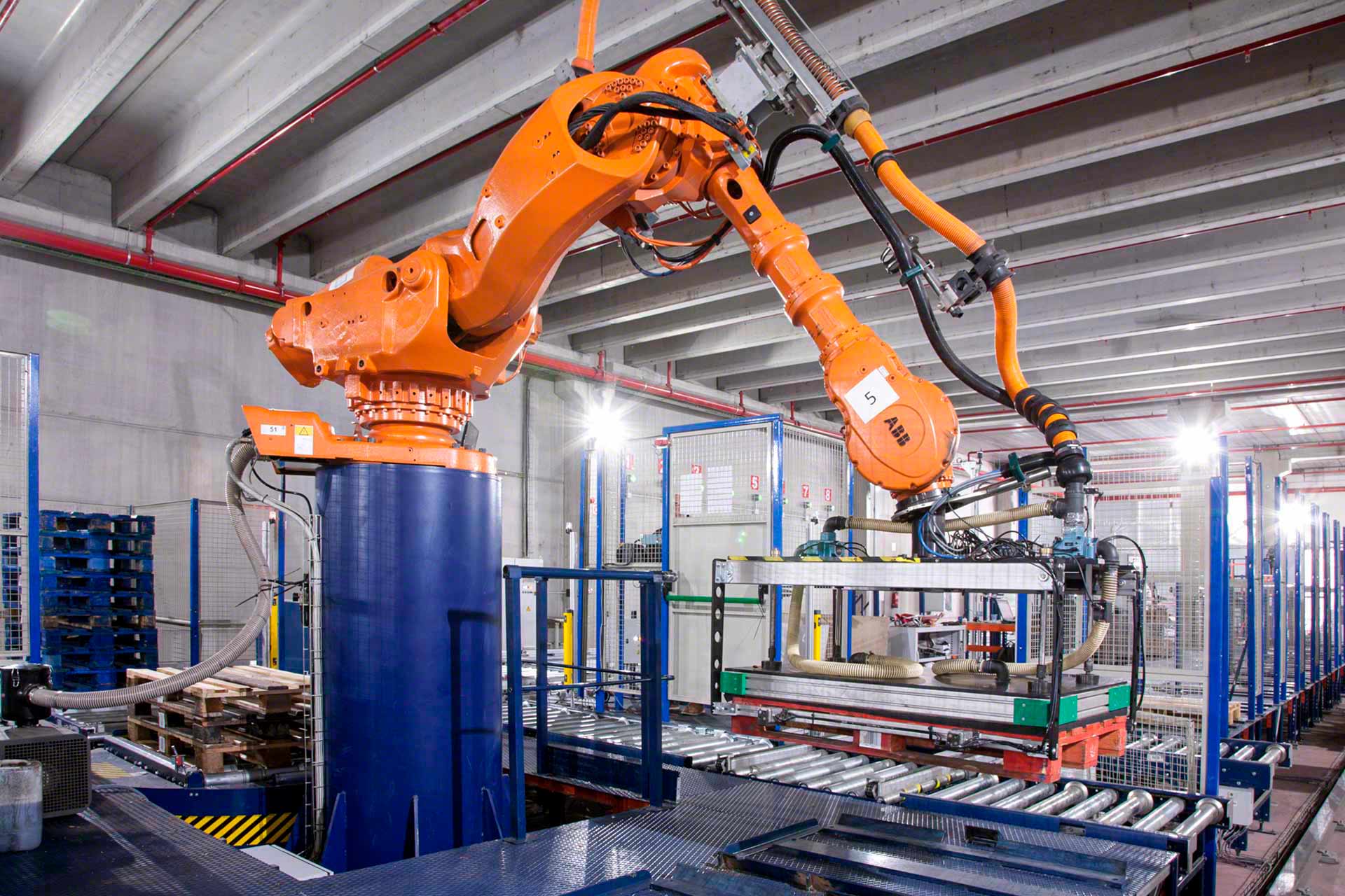 Ein pick-and-place-Roboter entnimmt die Produkte und platziert sie geschickt und automatisch an einem anderen Ort.