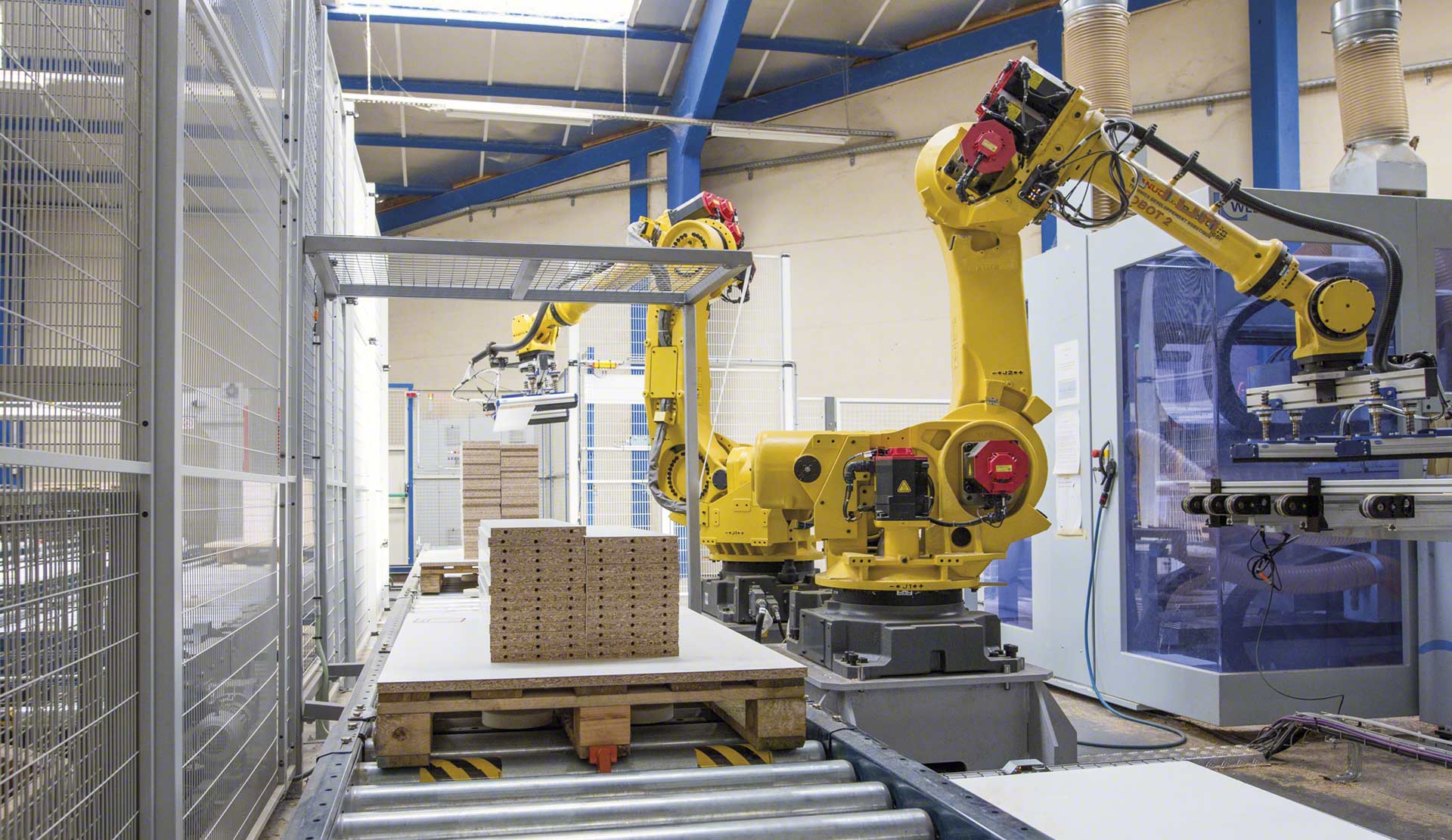 Industrielle Roboterarme erfüllen ähnliche Funktionen wie menschliche Arme Industrielle Roboterarme erfüllen ähnliche Funktionen wie menschliche Arme