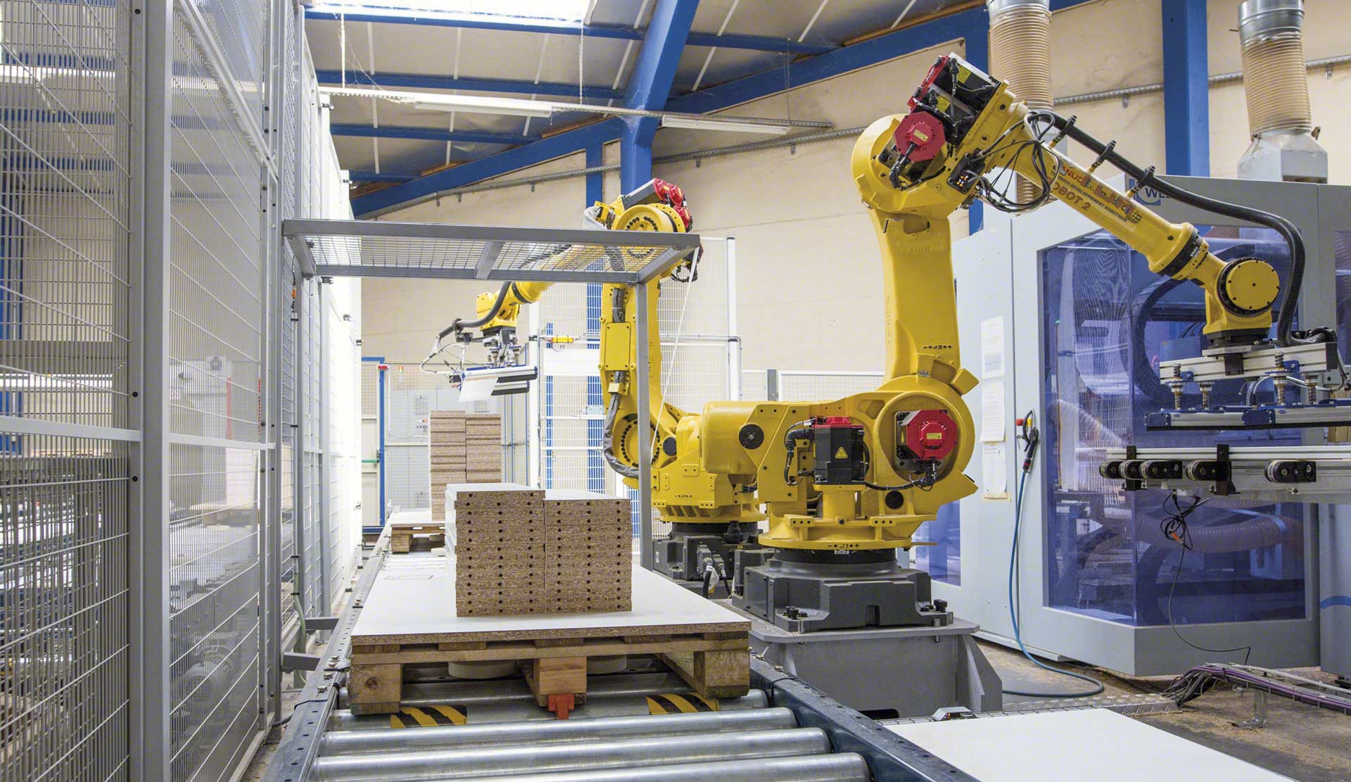 Industrielle Roboterarme erfüllen ähnliche Funktionen wie menschliche Arme