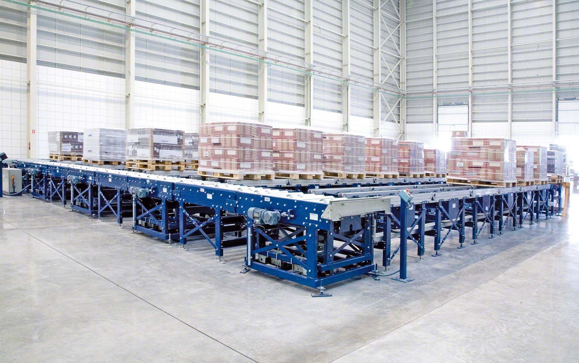 Sammelkanäle ermöglichen die Organisation von Paletten im Rahmen der automatisierten Warenausgangskontrolle Sammelkanäle ermöglichen die Organisation von Paletten im Rahmen der automatisierten Warenausgangskontrolle