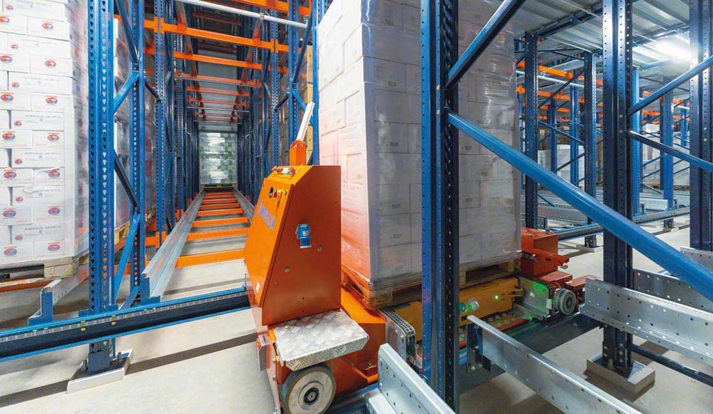 Die Lagerlösung des automatischen Pallet Shuttle kombiniert Shuttle-Cars und Pallet Shuttle