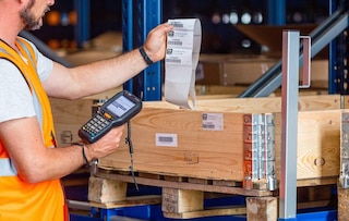 Der SKU-Code wird zur Identifizierung der Produkte im Lager verwendet