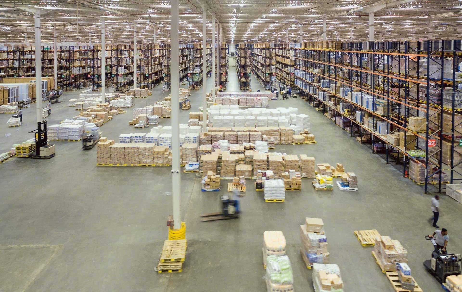 Ein Unternehmen verwendet das Cross Docking Modell im Lager. Ein Unternehmen verwendet das Cross Docking Modell im Lager.