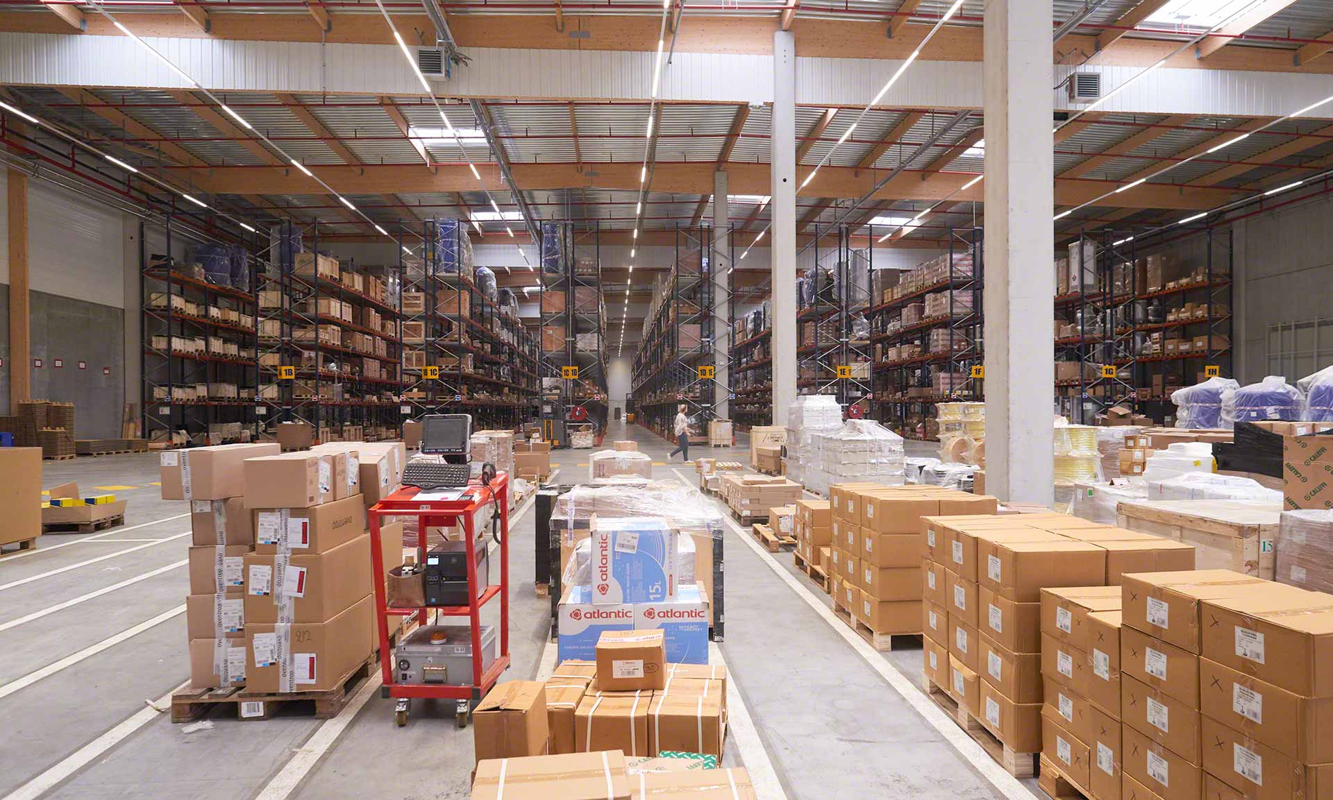 Der Verpackungsprozess in der Logistik spielt eine wichtige Rolle bei der Auftragszusammenstellung.