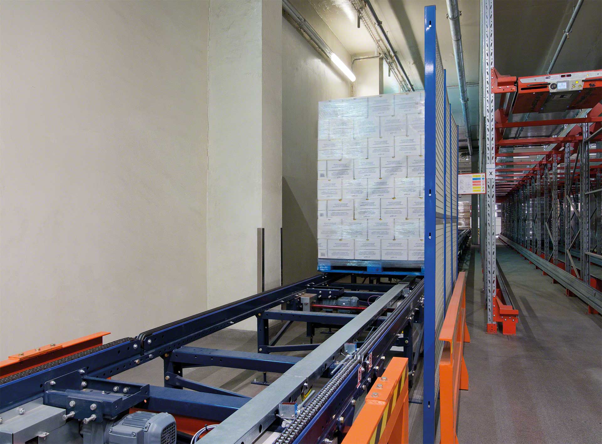 Der Warentransport zwischen Lager und Produktionsstätte zählt zur Intralogistik eines Unternehmens. Der Warentransport zwischen Lager und Produktionsstätte zählt zur Intralogistik eines Unternehmens.
