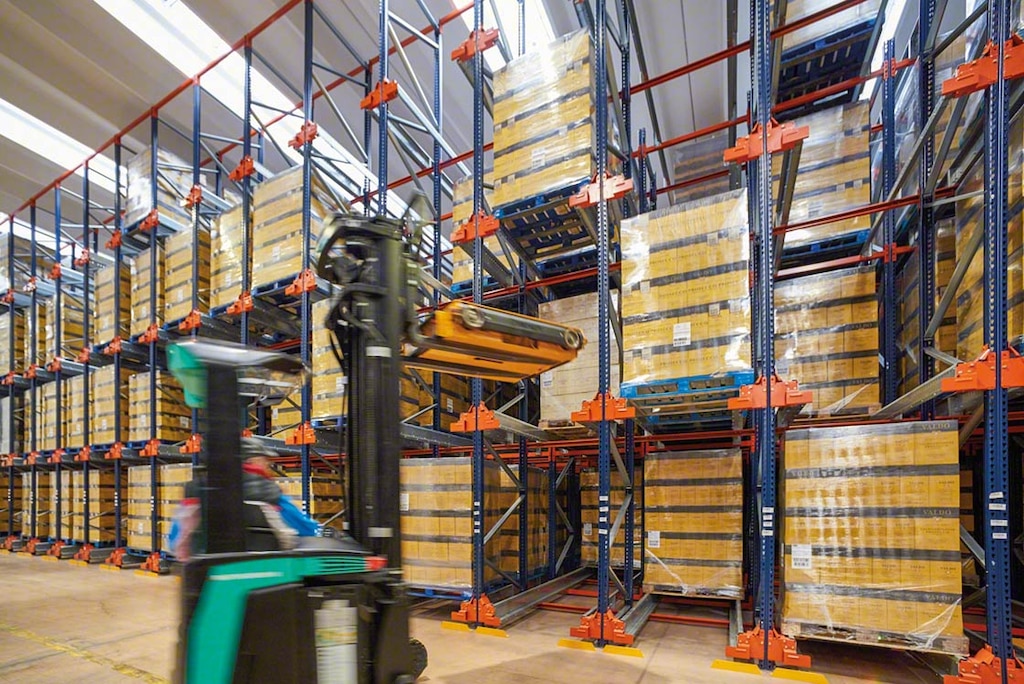 In einem Zolllager können mithilfe des Pallet-Shuttle-Systems viele Produkte auf begrenztem Raum untergebracht werden