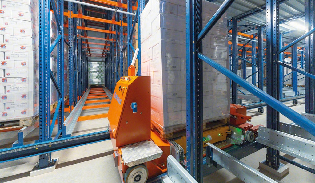 Ein automatisches Pallet Shuttle ist ein Logistikroboter, der die Ein- und Auslagerung von Produkten aus den Regalen optimiert