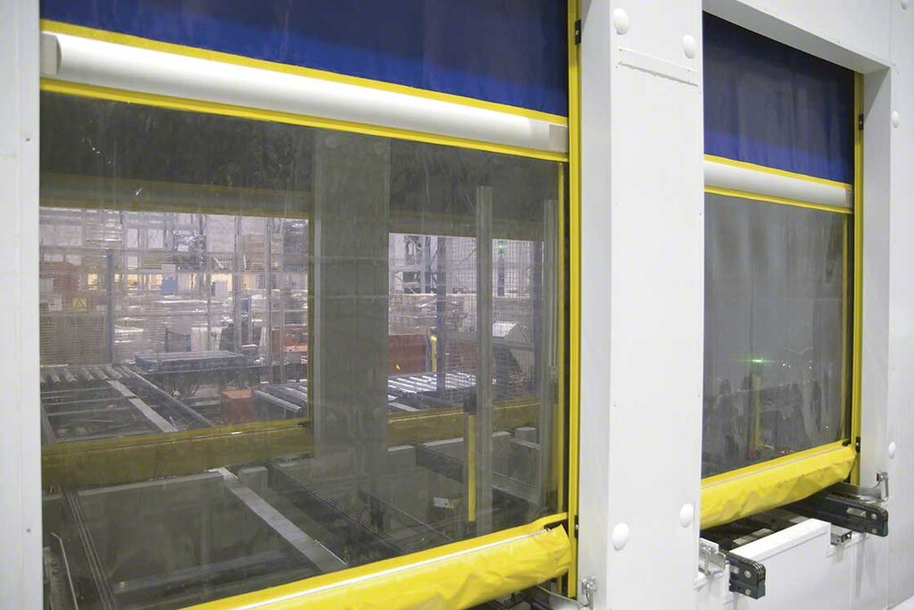 Ein Schleusensystem (Security Airlock System, SAS) besteht aus zwei Schnelllauftüren, die nie gleichzeitig geöffnet sind, um Temperatur- oder Druckänderungen zu vermeiden.