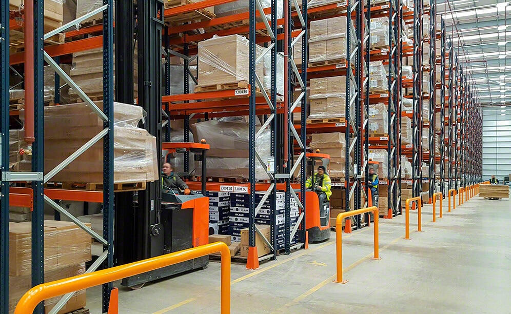Ein Lager mit Palettenregalanlagen schafft eine optimale Logistiksituation für die zwei fusionierten Unternehmen, welche Marktführer im Bereich Möbel- und Dekorationsartikeln sind Ein Lager mit Palettenregalanlagen schafft eine optimale Logistiksituation für die zwei fusionierten Unternehmen, welche Marktführer im Bereich Möbel- und Dekorationsartikeln sind