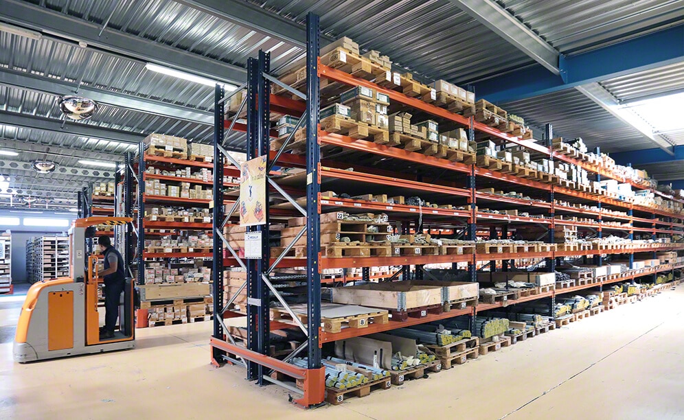 In der Société Provençale de Boulonnerie (SPB) in Avignon werden Paletten-, <em>Drive-In</em>-, Movirack- und Kommissionierregalanlagen eingesetzt, um eine optimale Verteilung einer Vielzahl von Produkten zu gewährleisten In der Société Provençale de Boulonnerie (SPB) in Avignon werden Paletten-, <em>Drive-In</em>-, Movirack- und Kommissionierregalanlagen eingesetzt, um eine optimale Verteilung einer Vielzahl von Produkten zu gewährleisten