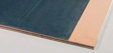 Bodenbelag aus Holz mit Blechplatte