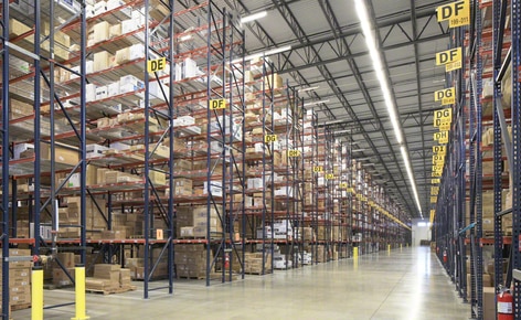 Palettenregale lösen die Raumprobleme des Bekleidungsgroßhändlers SanMar in seinem Vertriebszentrum in Dallas Palettenregale lösen die Raumprobleme des Bekleidungsgroßhändlers SanMar in seinem Vertriebszentrum in Dallas