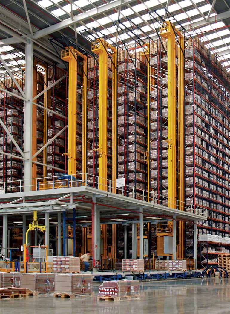 Hochregal im Innenraum einer Halle, welche zur Herstellung und zum Verkauf von Keramikprodukten für das Bauwesen verwendet wird. 