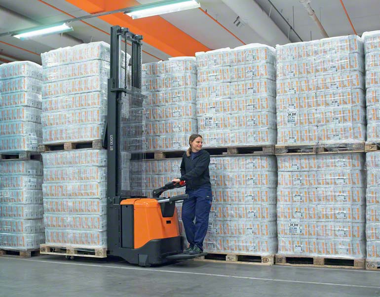 Die Mitarbeiterin fährt mit dem Hubwagen, um Lagerarbeiten durchzuführen.  (von Toyota überlassenes Bild)