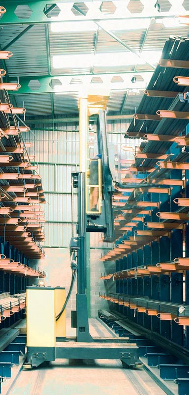 Abbildung eines Schubmaststaplers mit seitlicher Ladefunktion in einem Lager für Metallprofile.
