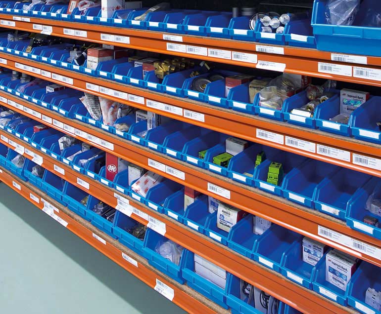 Unternehmen für Industriebelieferung. Die Produkte werden in Euroboxen gelagert.