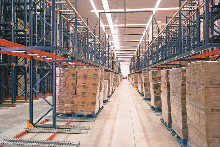 Für ein Distributionsunternehmen installiertes Lager.