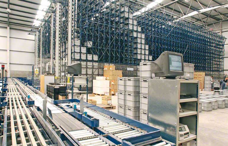 Kleinteilelager eines Unternehmens für Komponenten. 