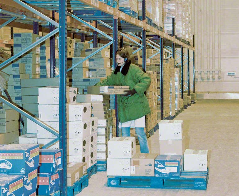 Lager zur Kommissionierung auf Paletten auf Bodenhöhe.