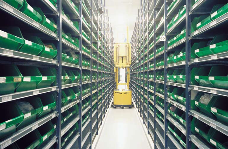 In einem Unternehmen für Elektrokomponenten installiertes Lager.