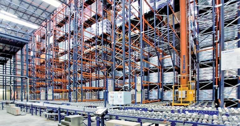 Beispiel für das automatische Lagersystem eines Unternehmens, das Kosmetikprodukte vertreibt.