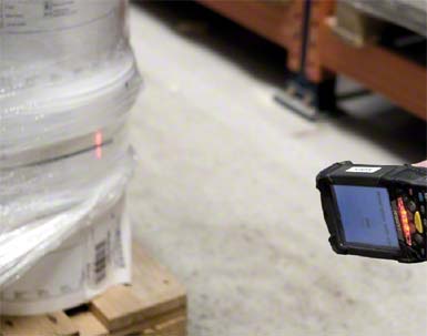 Der Scanner liest den Barcode auf der Palette.