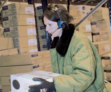 Das Pick by Voice System in einem automatisierten Logistikzentrum.