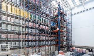 The combination of transfer cars with the Pallet Shuttle eliminates errors in goods handling The combination of transfer cars with the Pallet Shuttle eliminates errors in goods handling