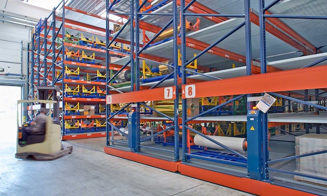 Luxoro optimiert die Lagerfläche seines Trommellagers für das Heißprägeverfahren, ohne direkten Zugriff auf die Paletten zu verlieren Luxoro optimiert die Lagerfläche seines Trommellagers für das Heißprägeverfahren, ohne direkten Zugriff auf die Paletten zu verlieren