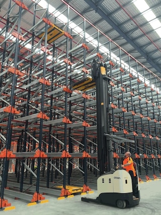 Pallet-Shuttle-System und Kragarmregale von Mecalux im Lager von Reece in Australien Pallet-Shuttle-System und Kragarmregale von Mecalux im Lager von Reece in Australien