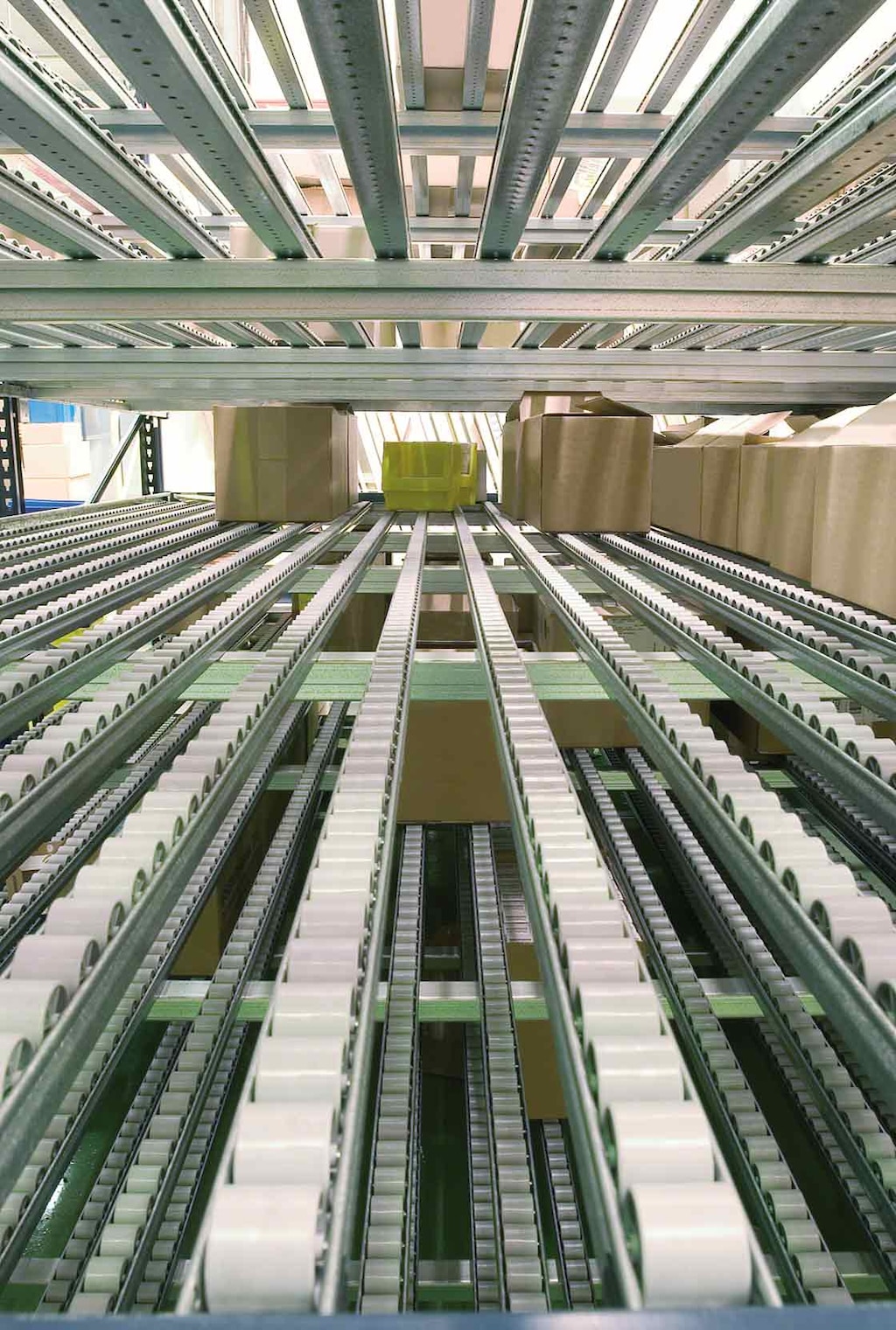 Die Stückgut-Durchlaufregale funktionieren nach dem FIFO-Prinzip. Die Stückgut-Durchlaufregale funktionieren nach dem FIFO-Prinzip.