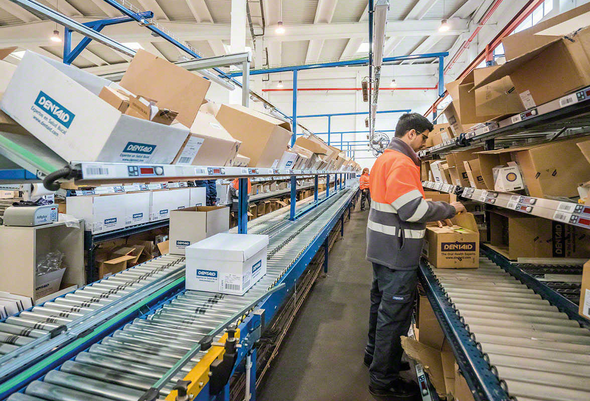 Logistikmitarbeiter, der einen Auftrag im Lager zusammenstellt Logistikmitarbeiter, der einen Auftrag im Lager zusammenstellt