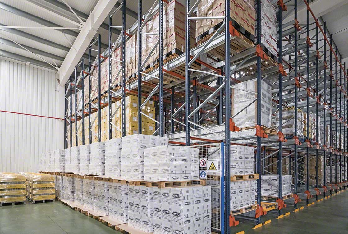 Kompaktregale und Pallet Shuttle waren die Lösung für das Lager von Aceites Toledo.