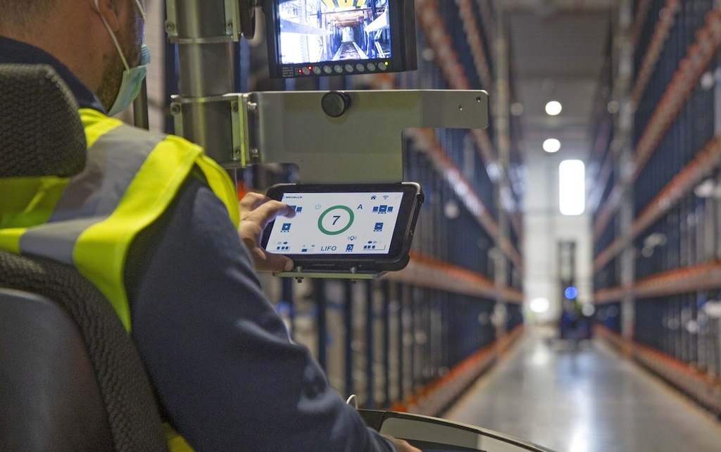 Système Pallet Shuttle dans l'entrepôt de SATAR en France