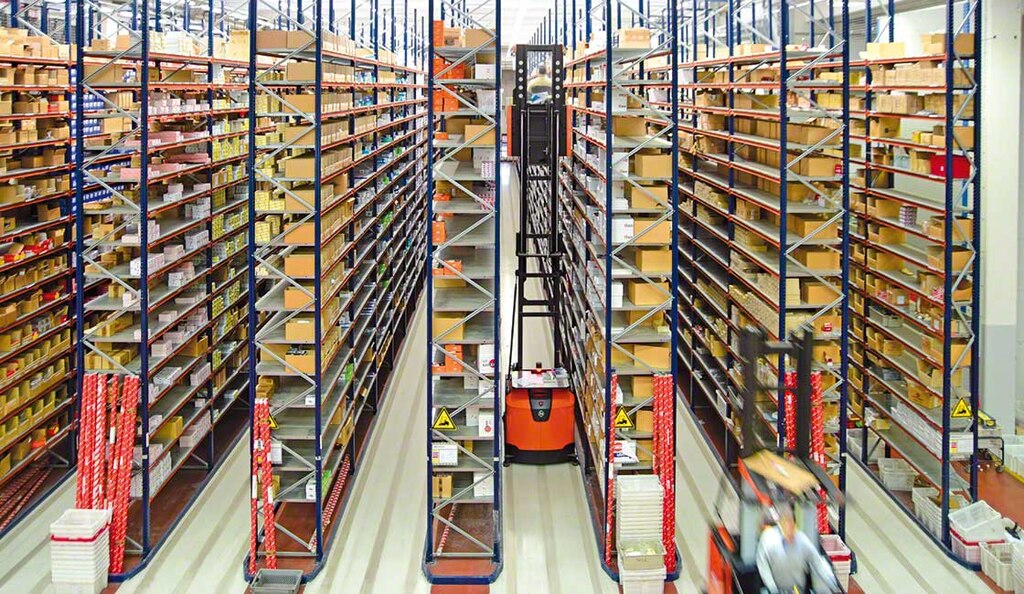 Mit dem Kommissionierstapler mit Hubbewegung greift der Lagerarbeiter auf die Ware in den oberen Lagerpositionen der Regale zu