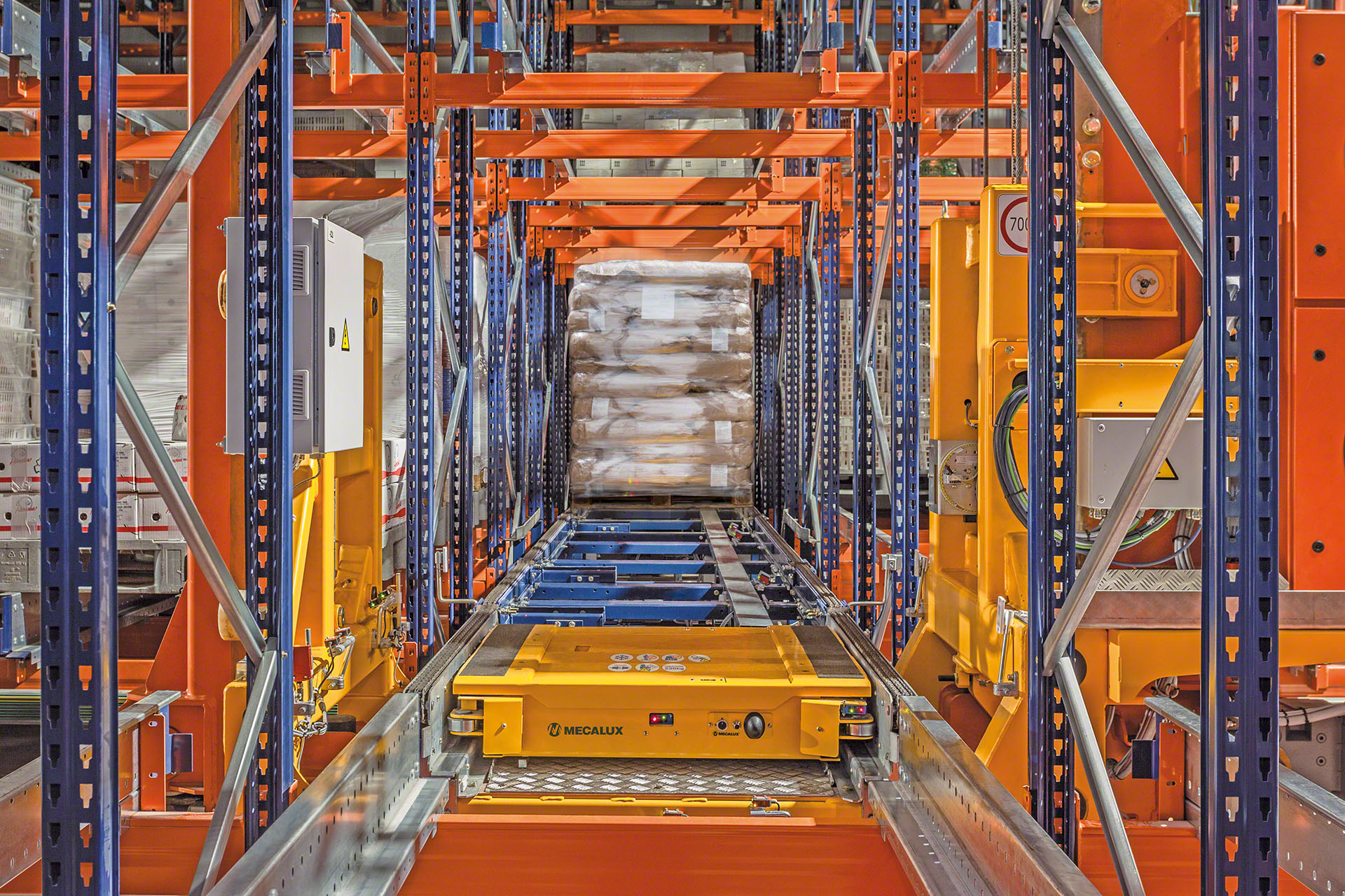 Das automatisierte Shuttle wird in die Lagerkanäle eingesetzt, um die Paletten zu verdichten