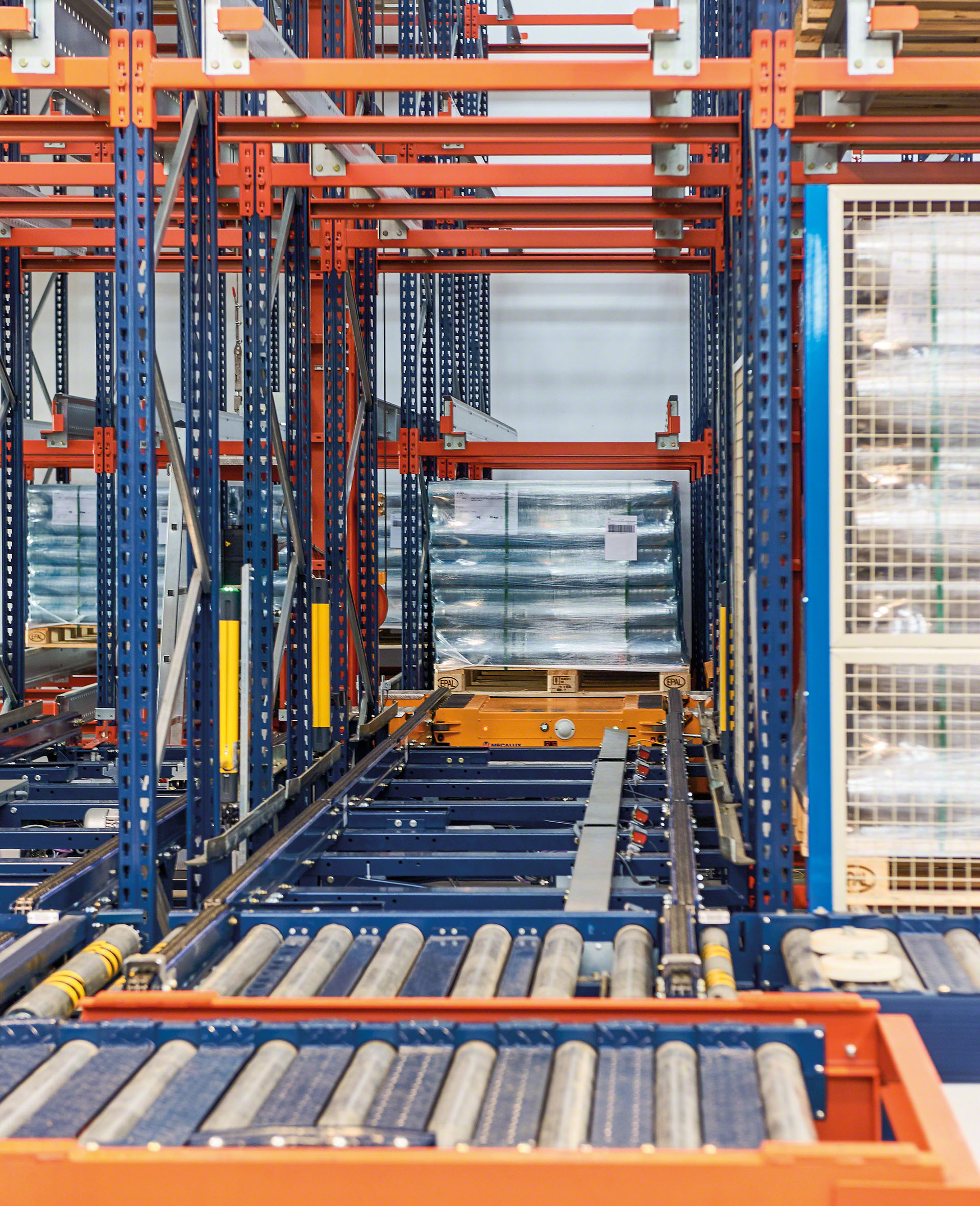 Die automatisierten -Shuttles sind mit Sicherheitselementen wie z. B. Palettenzentrierstücken oder Schienenanschlägen ausgestattet
