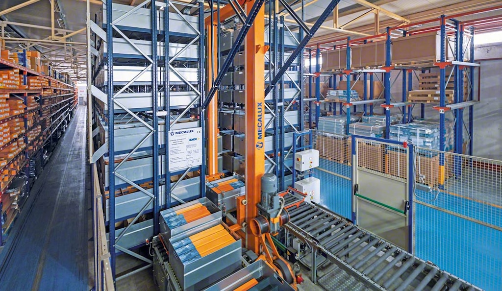 Regalbediengeräte sind Lagermaschinen zur Platzierung und Entnahme der Ware in die bzw. aus den Regalen